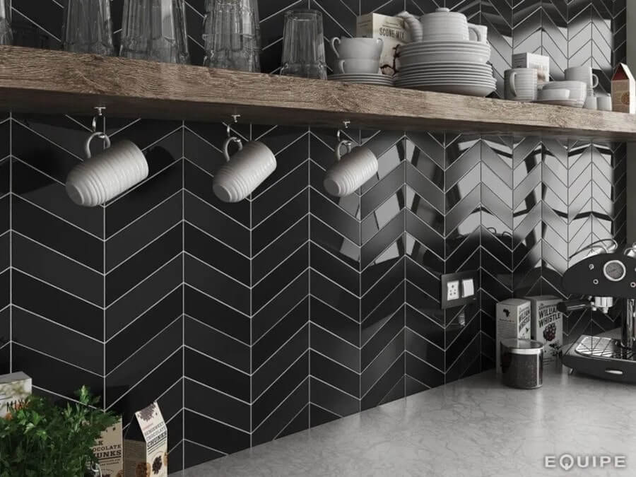 czarna, nowoczesna ściana w kuchni